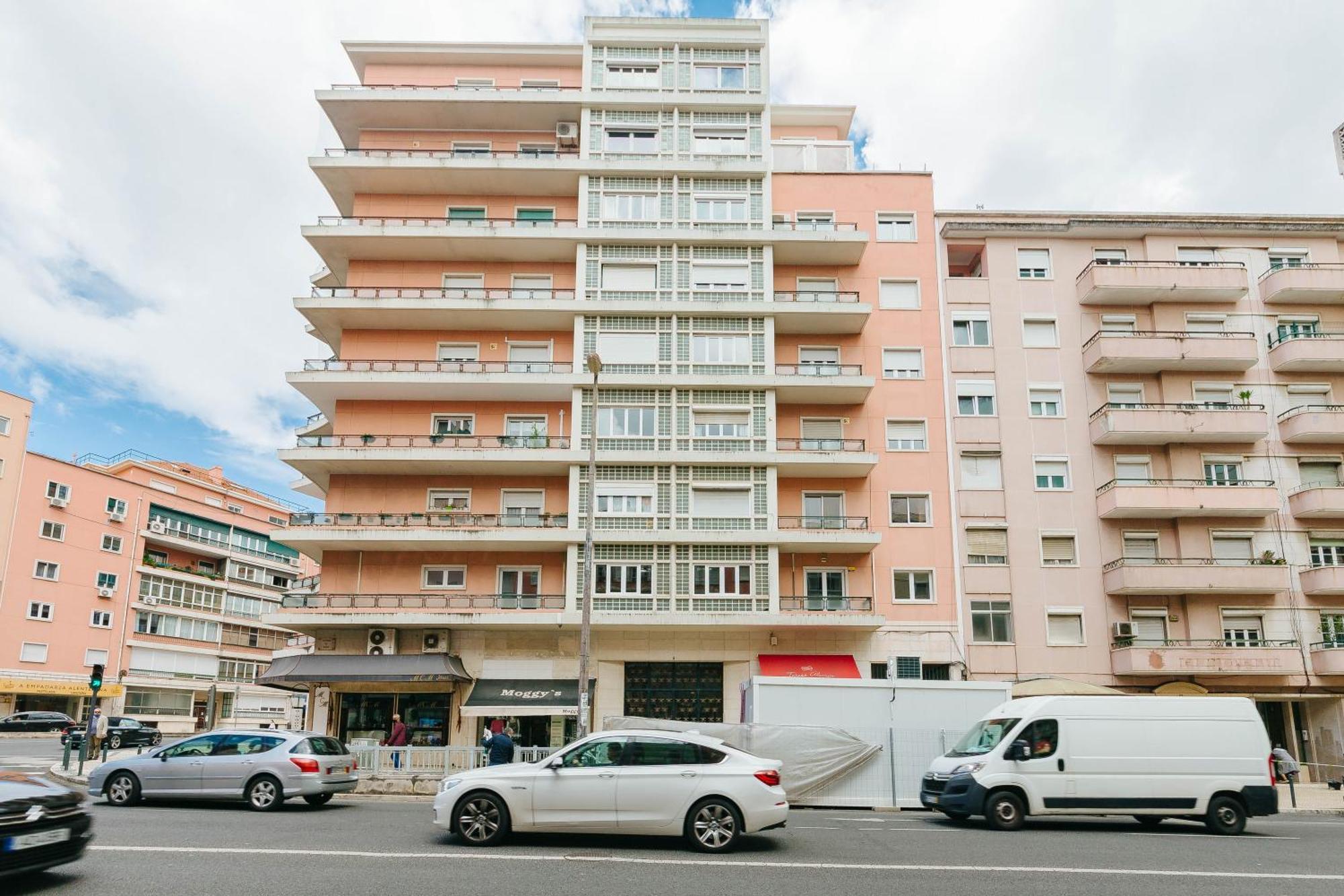 Rent4rest Family & Friends In Roma Avenue *